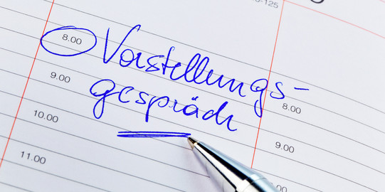 Eintrag für ein Vorstellungsgespräch in einen Terminkalender.