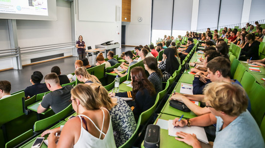 Studierende im Hörsaal Studierende sitzen zum Studienstart in einer Vorlesung.