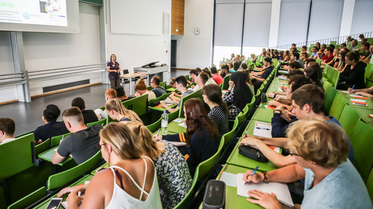 Students in lecture hall_02 Students sit in a lecture at the beginning of the study.